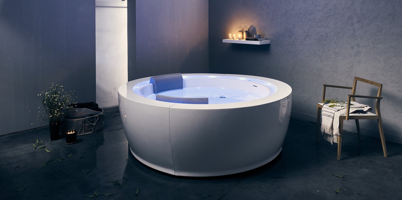 Большая акриловая аэромассажная ванна круглая с широкими бортами Infinity R1